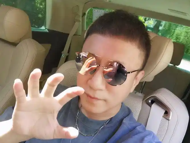 原创50岁孙红雷晒近照脸颊凹陷瘦出尖下巴跟欧式双眼皮