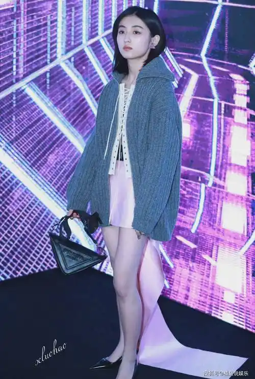 原创张子枫越来越敢穿了恋情风波后现身活动打扮清凉大长腿抢镜