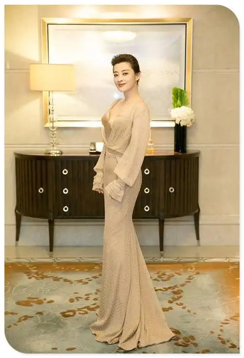 44岁梅婷不服老穿卡其色西装优雅又干练气质又减龄美得出众