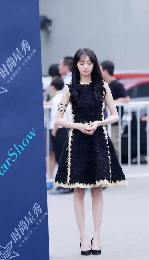 看惯了郑爽休闲装束,穿上小礼服的她美爆了,黑裙配上尖头高跟鞋优雅