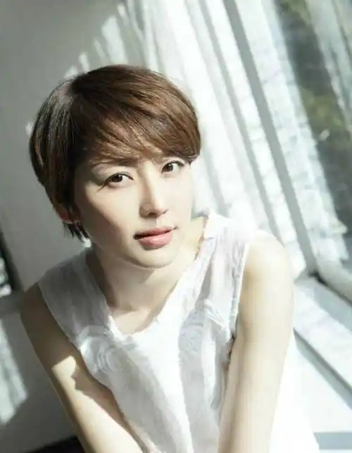 超短发超短发是很帅气的发型,想去尝试的女人,说明很喜欢挑战,这款