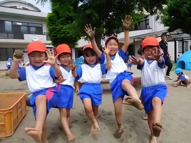 双胞胎宝宝,一个总穿袜子,一个经常光脚,三年后体质差距明显