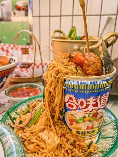 82【海鲜火山杯公仔面】面从杯面中喷出里面有08虾 青口 鱿鱼