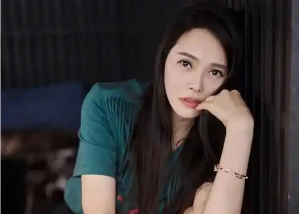 哈利毕业典礼庾澄庆携全家出席,现任妻子端庄优雅,伊能静未出现