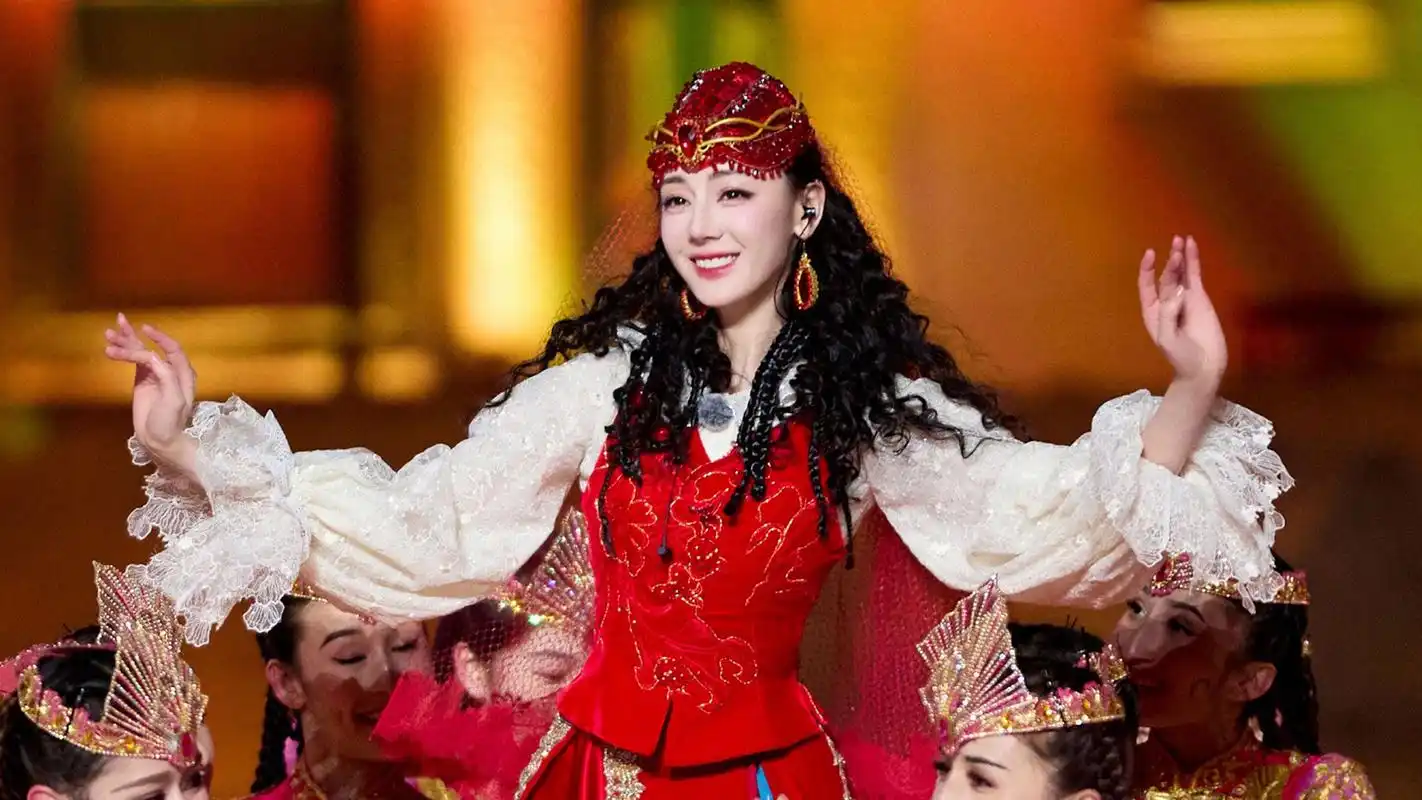 迪丽热巴春晚时摔跤致骨裂,马上站起继续表演,没让观众看出不适