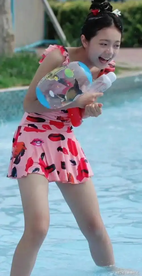 2018年赵今麦16岁的泳装照