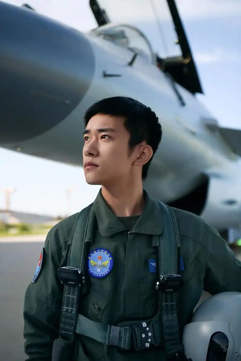 组图工作室晒易烊千玺新歌mv花絮照军装造型挺拔正气