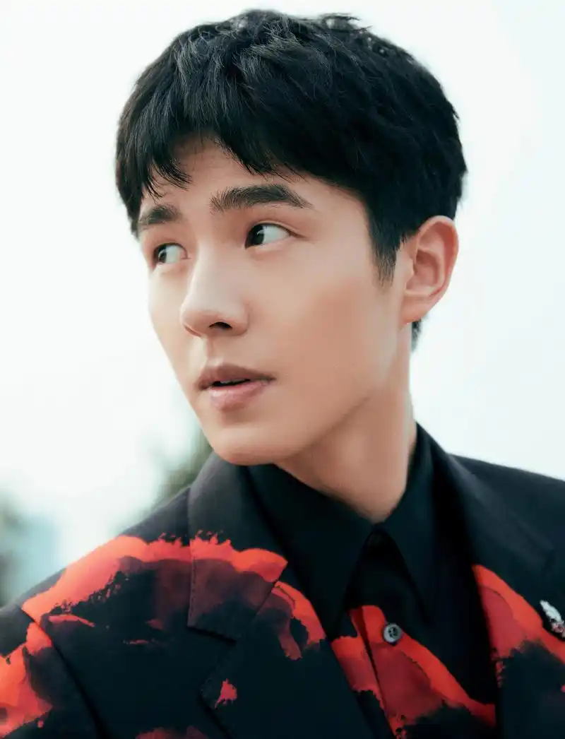 刘昊然 身着印花西装清爽帅气[得意]绝美侧颜超惊艳[期待]今天也饰