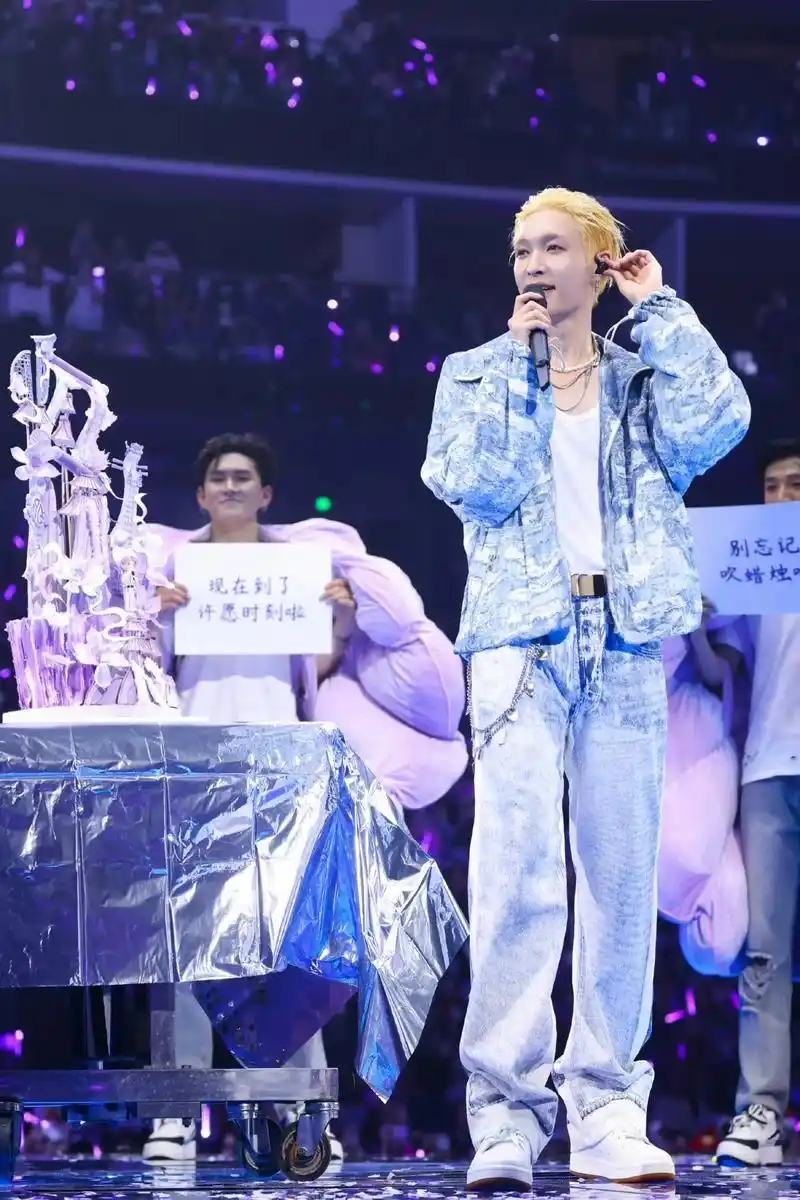 7 张艺兴上海演唱会.真爱是无远弗届的奇迹 #张艺兴 - 抖音