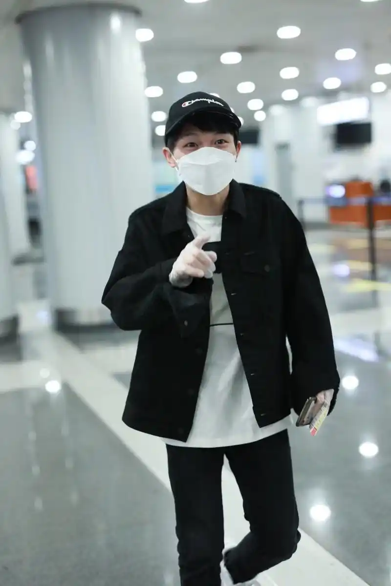 原创周深低调走机场,黑色夹克配牛仔裤潇洒有型,矮个男生就该这么穿