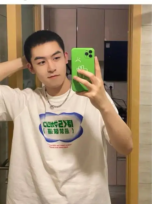 清爽帅气的寸头鲜肉帅哥,很养眼哦