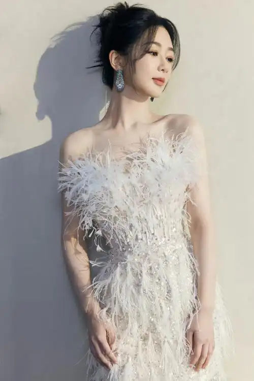 杨紫  今日造型图集,一袭羽毛珠片抹胸礼服,佩戴着boucheron孔雀羽毛