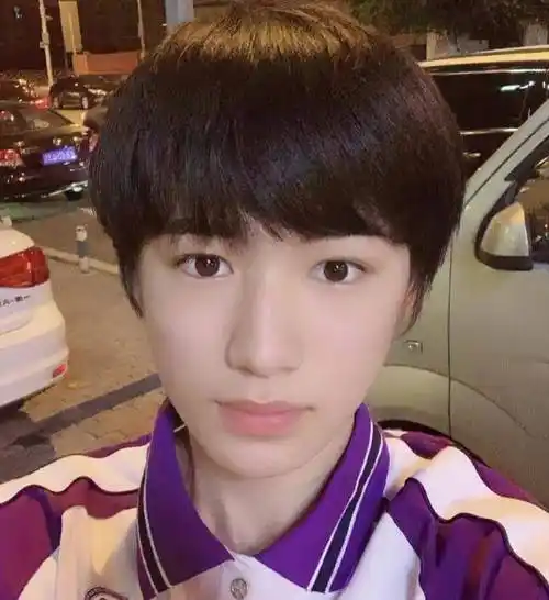 宋亚轩晒课本笔记,老师对他点评不一般,在校并没被特殊照顾_高中_少年