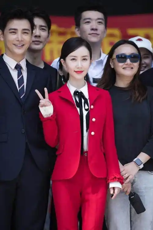 舒畅穿大红西装独具魅力帅过身边的男神孙坚,宛如凡尘中的红玫瑰