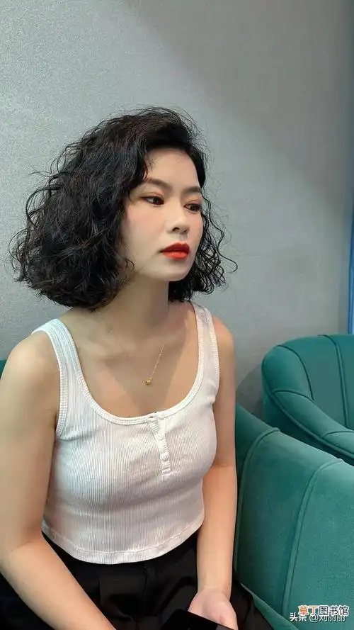 最火女士短发14款中短卷发发型2022