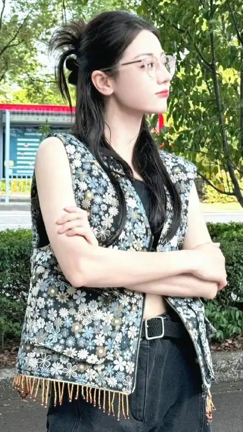 迪丽热巴无袖小香#迪丽热巴分享日常碎片啦,夏日清新风穿搭get