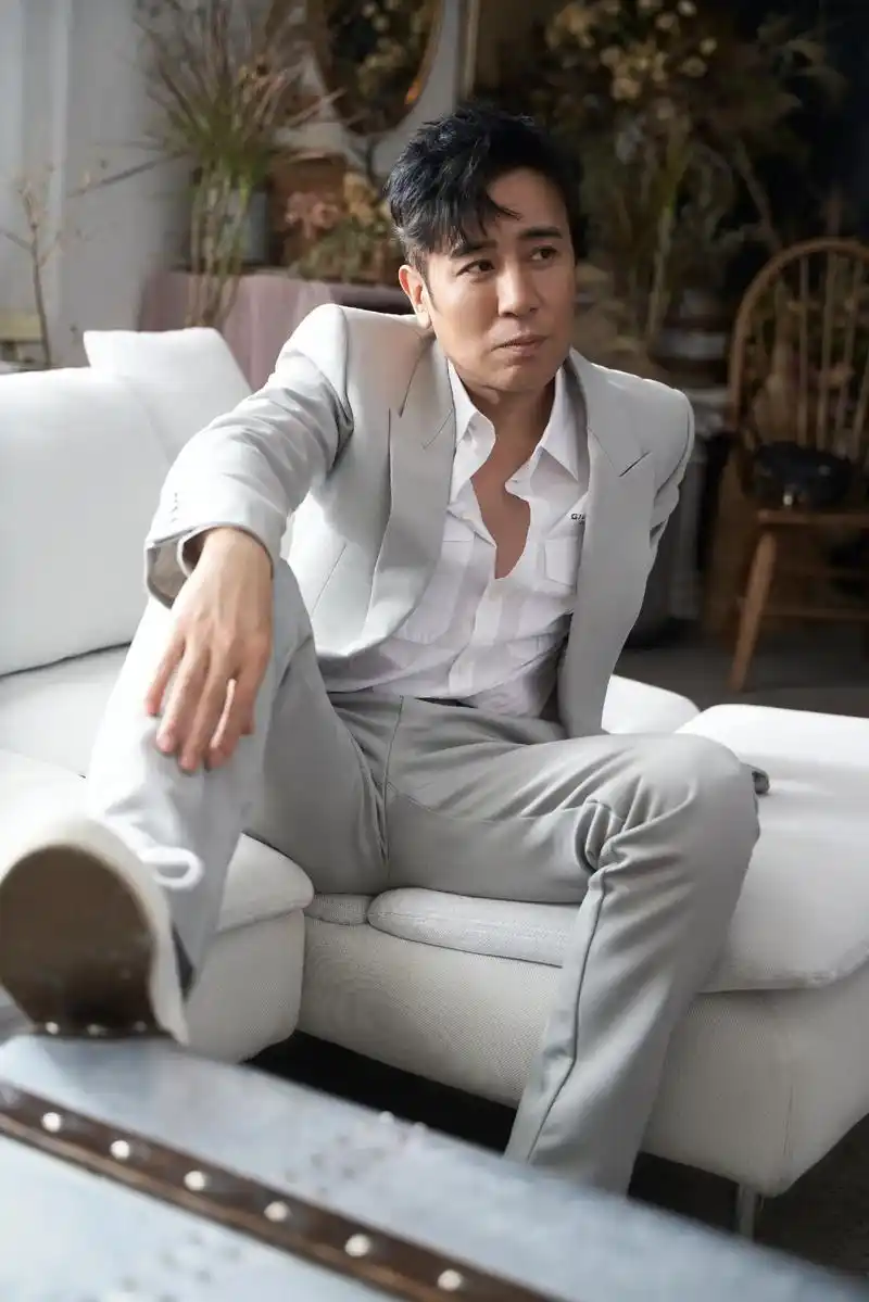 回顾演员于和伟我这辈子正确的决定就是娶了一个平凡的妻子