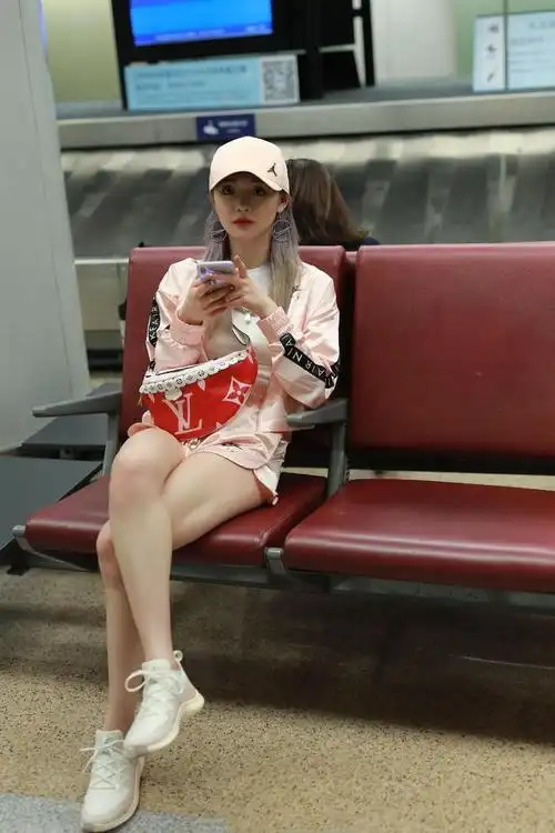 周洁琼机场生图直拍姐姐这发色好漂亮