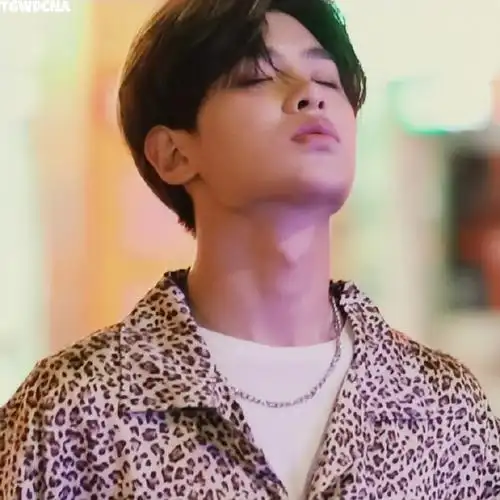 黄明昊豹纹  来看看新鲜帅气的昊哥～这侧颜,这下颚线,这喉结简直太帅