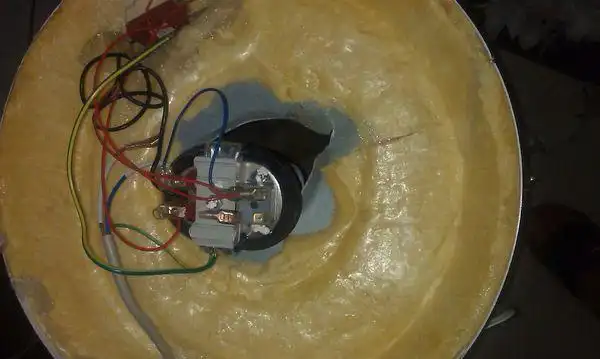 鼎新电热水器,内胆开裂,售后说是冬天冻裂的,请问大家有明白的吗,还