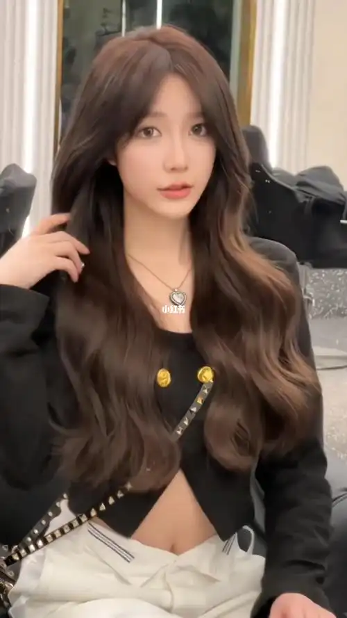 蜜茶棕色蓬松氛围感接发搭配雾感发色