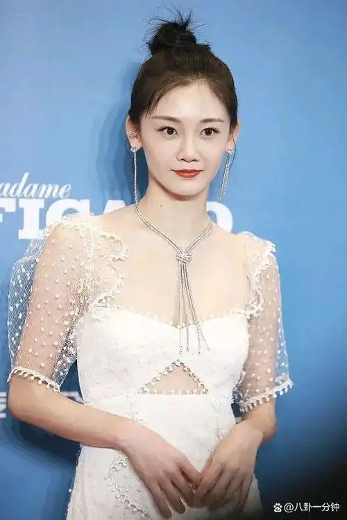 郑恺的老婆苗苗,身穿白色抹胸裙中间还要"挖个洞",不仅显出好身材,也