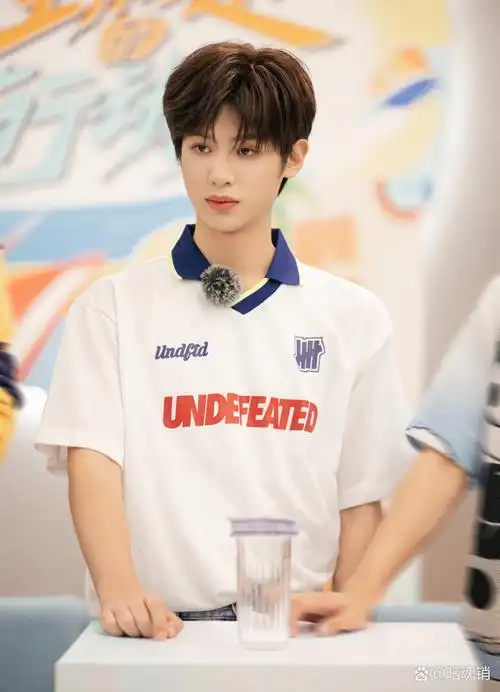 白色t恤搭配黑色条纹裤子,真的是太酷了.#黄明昊