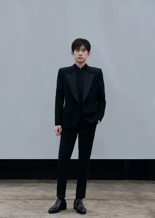 易烊千玺又穿黑西装