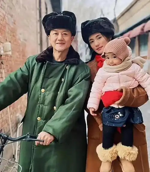 李亚鹏晒全家福女儿太像爹了网友这才是人生赢家