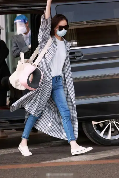 倪妮现身机场穿麻布袋配牛仔裤简约随性人美穿什么都好看