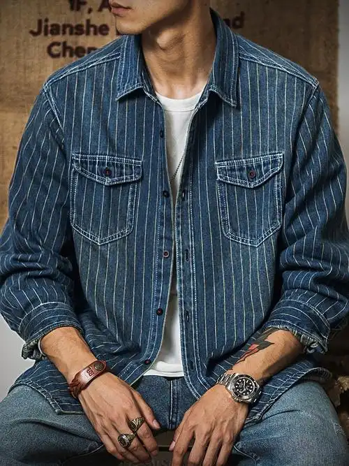 这件复古牛仔衬衫,把硬汉风穿出了干净利落的味道