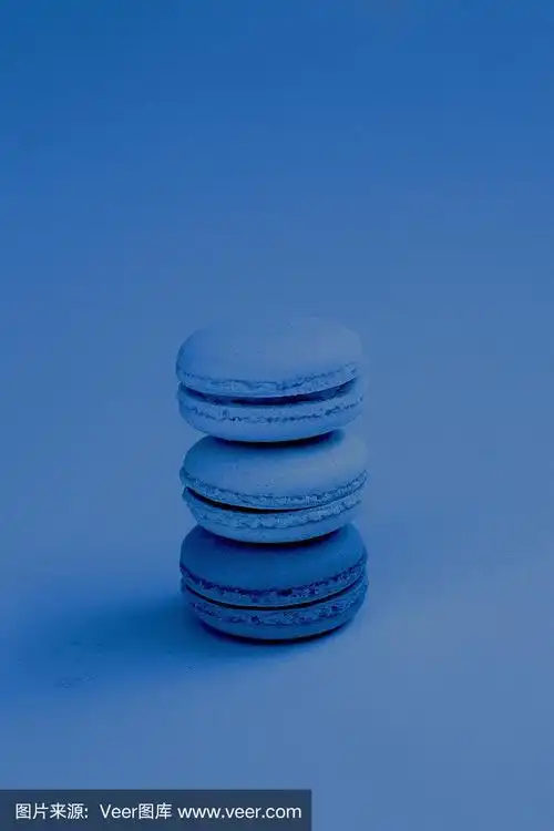 蓝色背景上的蓝色经典马卡龙