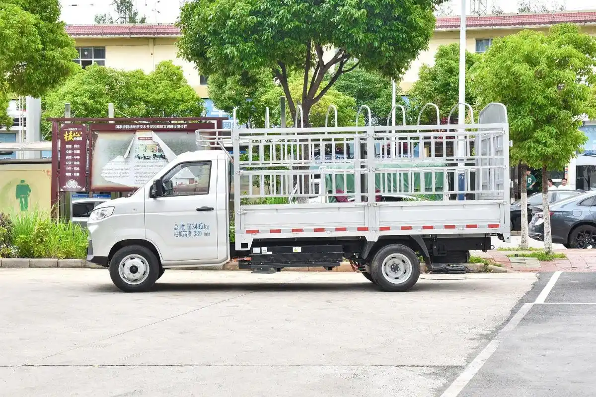 8米中货平板高栏车型备受瞩目.