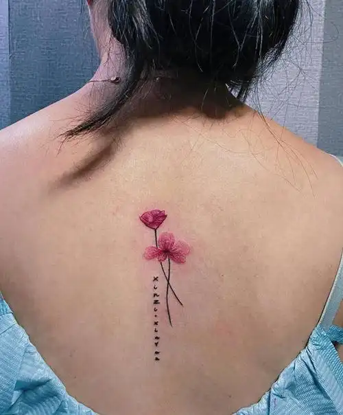 花与孩子名纹身图片_背部纹身图案