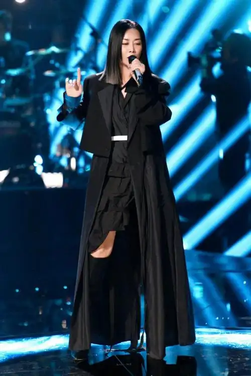 那英的歌手造型不上个热搜,说不过去啊!