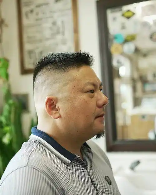 男士,无论是圆脸,方脸还是长脸,都能通过调整发型的细节来展现出最佳