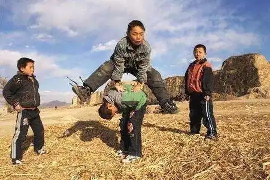 老照片:重温70,80,90后的童年玩过的游戏,满满都是回忆!