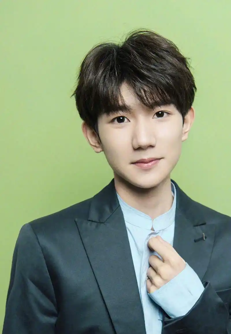 王源曝光一组写真 西装帅气有型侧颜精致