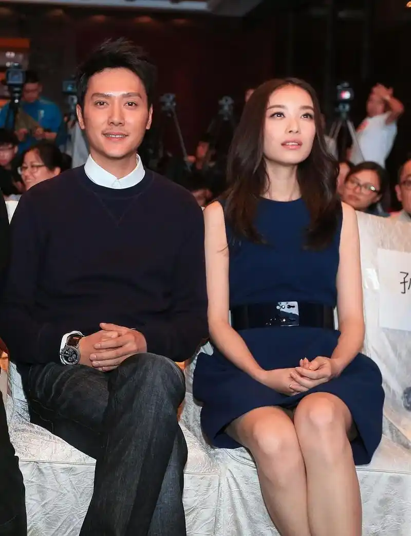 当年,24岁的倪妮爱上了34岁的冯绍峰,两人高调宣布恋情,爱得轰轰烈烈