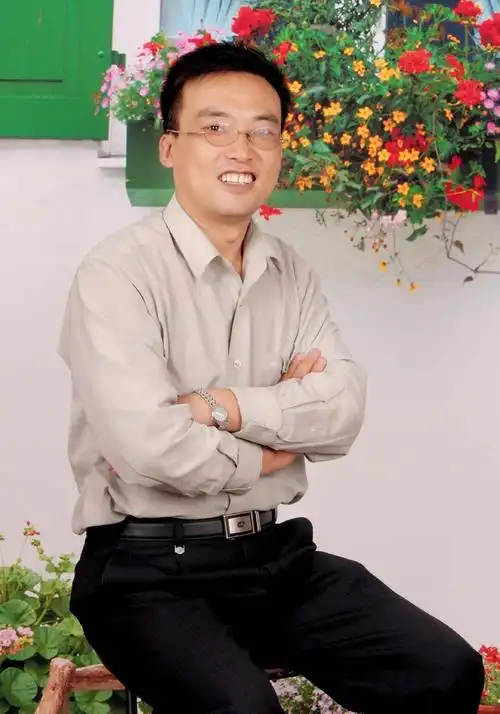 在济南济微中学,有这样一位喜欢"玩数学"的王老师