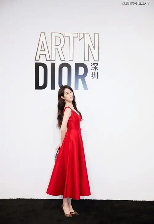 袁冰妍大红长裙性感写真