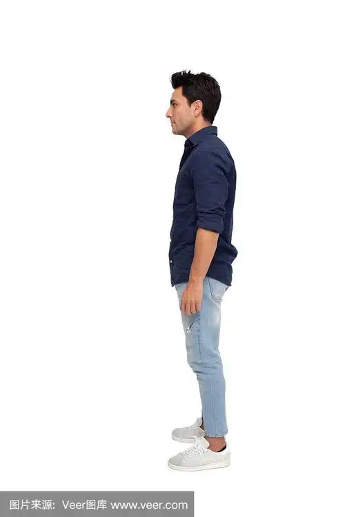 一个随意的年轻人孤立地站在白色背景上的侧视图