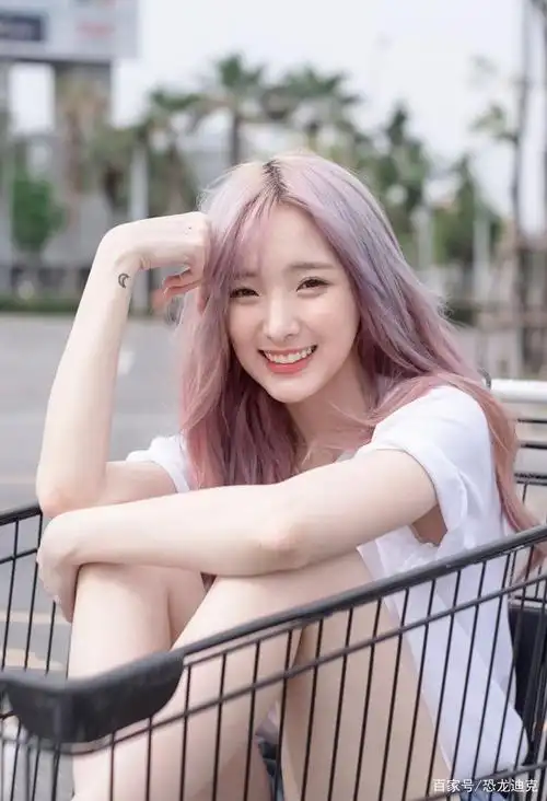 硬糖少女303成员郑乃馨写真上集:不笑的时候很冷,笑起来又很甜