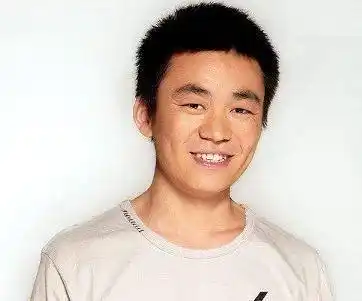 王宝强小时候长得并不丑,和释小龙是好朋友,通过努力走向成功_演艺圈