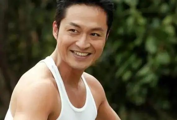 61岁马景涛压力大出席微商活动捞金嘴歪头秃油腻往日容颜不再