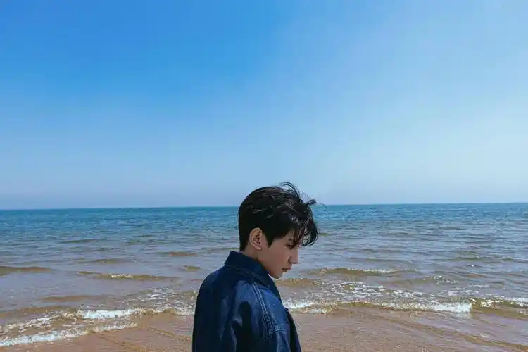 王源更博晒海边照 感谢每个夏天都有你