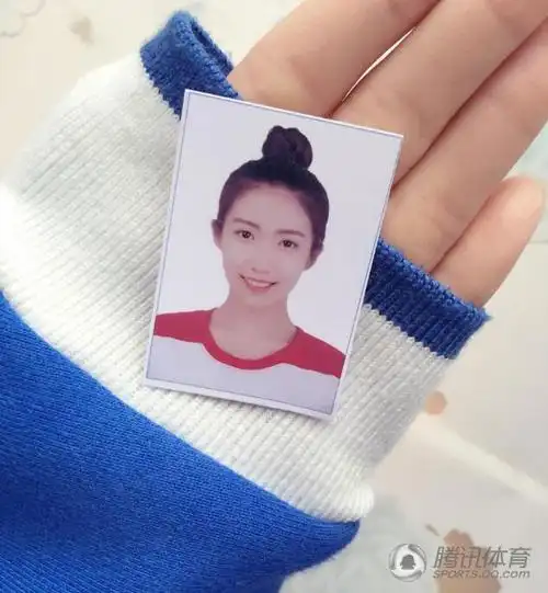 高清:证件照也美如画!最美校花大爱一字马