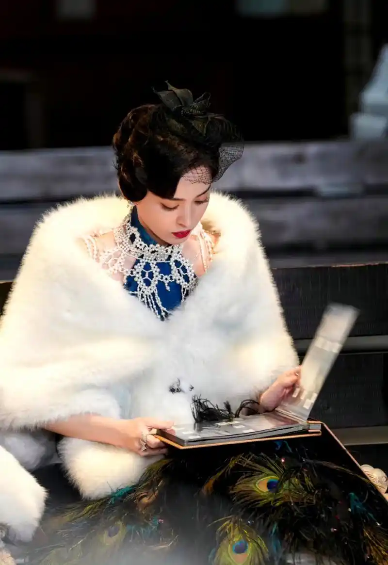 古力娜扎孔雀旗袍看起来好富贵,什么时候能安排一下民国富太太的戏!