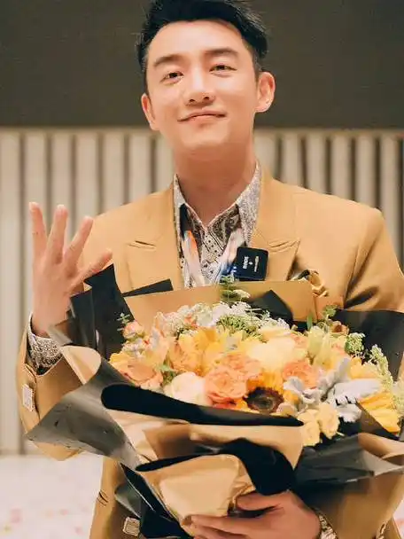 郑恺晒前任4余飞杀青照