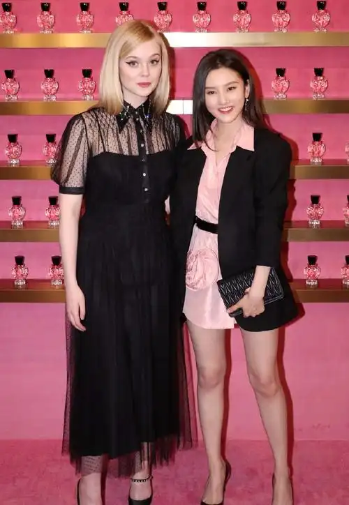 宋祖儿的官方身高是165cm,从合影中跟春夏的身高对比来看,两人都是